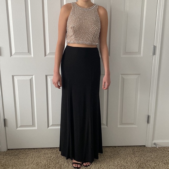 CACHET Long Sleeveless Silver Beaded Gown Size 6